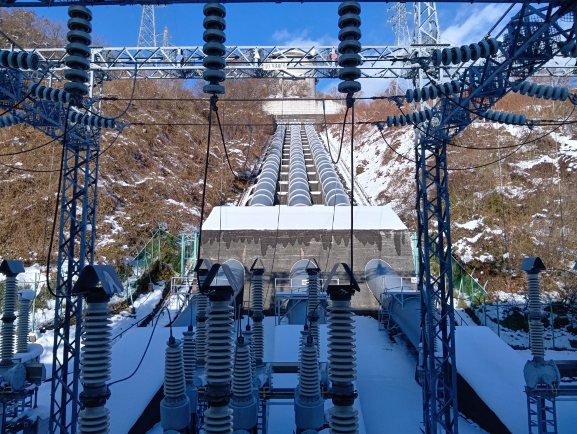 虻田発電所本館より鉄管と水槽を見る